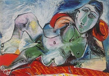Pablo Picasso Painting - Sofá desnudo con collar 1968 Pablo Picasso